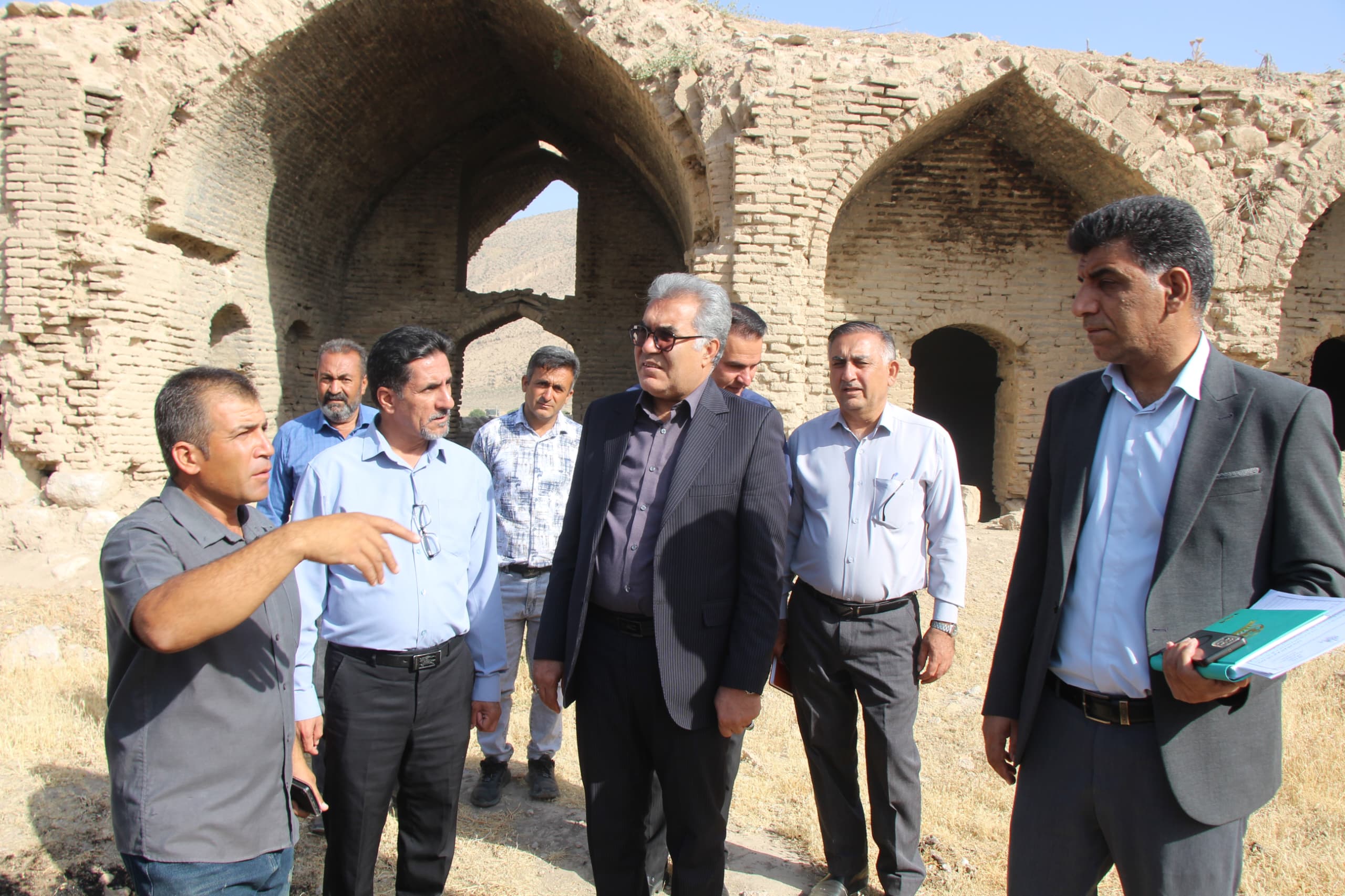 برگزاری چهارمین جلسه شورای اداری مرودشت در روستای مائین؛ تأکید امیری فرماندار شهرستان بر پیگیری مصوبات و توسعه ظرفیتهای گردشگری